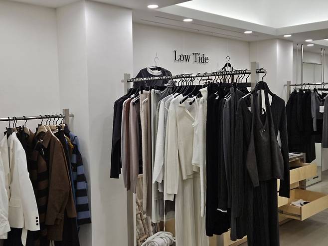 서울 용산구 한남동 모자이크 한남 내 로우타이드 매장. 사진=이정화 기자