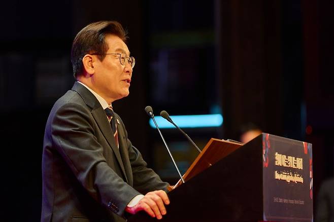 이집트를 공식 방문 중인 이재명 대통령이 20일(현지시간) 카이로대학교에서 '함께 여는 빛나는 미래'라는 주제로 연설하고 있다. 대통령실 제공