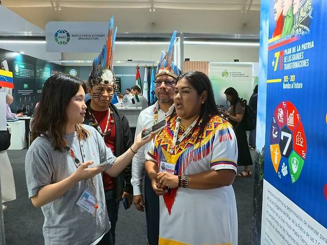 클라라 호세피나 비달 베네수엘라 원주민부 장관(오른쪽 첫 번째)이 14일(현지시각) 경희대 대학생 참관단과 인터뷰하고 있다. 경희대 참관단 제공