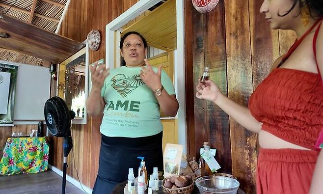 콤부섬 원주민 다니엘 리가 안지로바로 만든 오일 생산량이 기후변화로 줄고 있다는 설명을 하고 있다. 경희대 참가단 제공