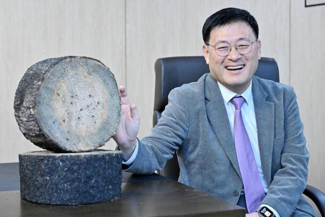 민경중 코아스 대표가 13일 서울 영등포구 코아스 본사에서 2025 아시아태평양경제협력체(APEC) 협찬 가구의 원재료로 사용된 경북 안동 일대 산불 피해목을 소개하고 있다. 민경석 기자