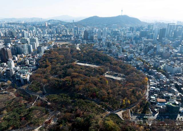 서울 종묘 인근 재개발을 두고 여야가 대립을 이어가고 있는 가운데, 18일 서울 종로구 종묘 너머로 세운4구역 재개발 지구가 보이고 있다. 연합뉴스