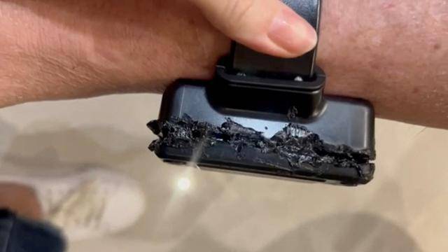 브라질 교정행정국(SEAPE)이 22일 공개한 영상에 등장하는 자이르 보우소나루 전 대통령의 손상된 전자발찌 모습. 보우소나루 전 대통령은 납땜 인두기를 이용해 발목 전자발찌 개방을 시도했다고 인정했다. 로이터 연합늇