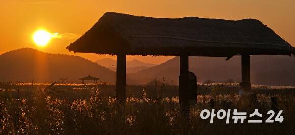 지난 22일 저녁 전남 순천만 습지 들녁 위 하늘에 노을이 붉게 물들고 있다. [사진=임승제 기자]