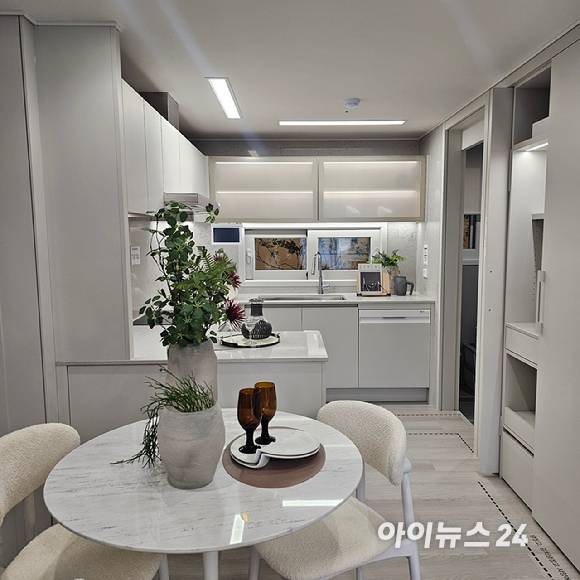 '의왕시청역 SK뷰 아이파크' 견본주택 내 전용 59㎡A 유니트의 주방 전경. 2025.11.21 [사진=이효정 기자 ]