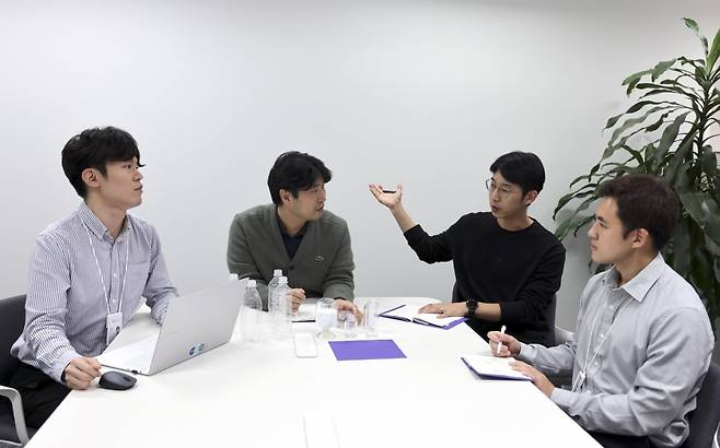 BC팀이 바이오 모노에틸렌글리콜을 적용한 바이오페트에 대해 논의하고 있다 . 윤현주 기자