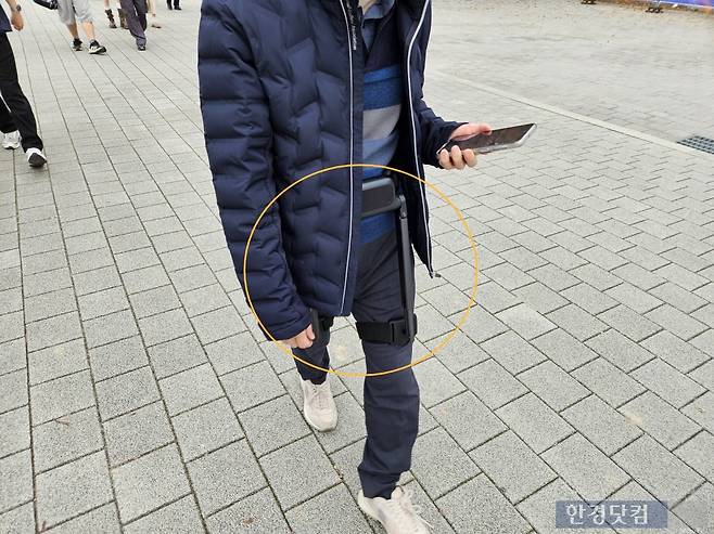 박상진 씨(59)가 지난 8일 서울 송파구 올림픽공원에서 윔 S를 착용하고 제품을 체험해보고 있다. 사진=박수빈 기자