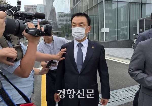 권오수 전 도이치모터스 회장이 지난 8월 3일 서울 광화문 인근 민중기 특별검사 사무실에서 조사를 받고 나오고 있다. 연합뉴스