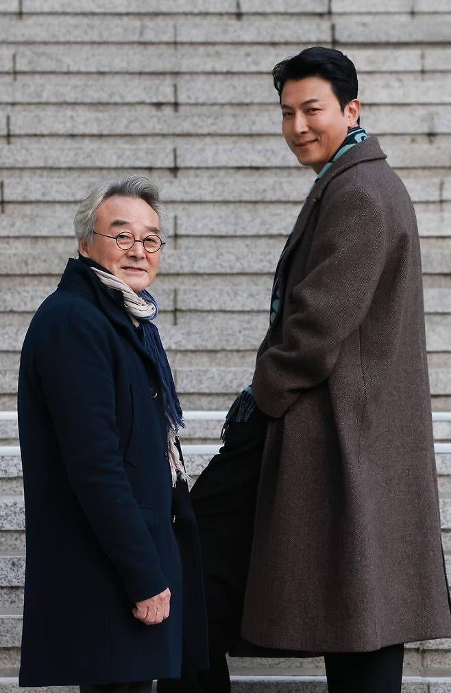 블랙코미디 연극 <트랩>에서 주인공 트랍스를 맡은 박건형 배우와 판사 역의 남명렬 배우가 지난 20일 서울 중구 세종문화회관 앞에서 경향신문과 인터뷰에 앞서 포즈를 취하고 있다. 성동훈 기자