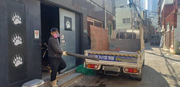지난 20일 오후 부산 동구 범일동 범일2재개발구역의 한 게이 바에서 철거 작업이 이뤄지고 있다. 백창훈 기자