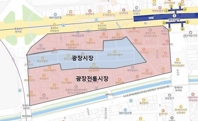 A map depicts the Gwangjang Market in blue and the Gwangjang Traditional Market in red, where makeshift food stalls operate,drawing tourists. (Jongno-gu Office)