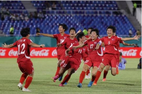 2025 FIFA U-17 여자 월드컵에서 우승한 북한 여자팀이 독일전에서 결승골을 넣고 환호하는 모습