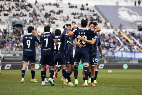 김오규가 팀의 두 번째 골 넣자 기뻐하는 서울 이랜드 선수들. 사진[연합뉴스]