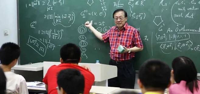 야오치즈 교수가 야오반을 가르치는 모습/사진=중국 인터넷