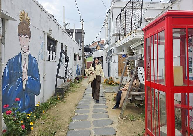 ヤンニム洞の壁画路地の中で、BTSのメンバー、ジェイホープ（チョン・ホソク）の絵が描かれた路地が最も人気だ。