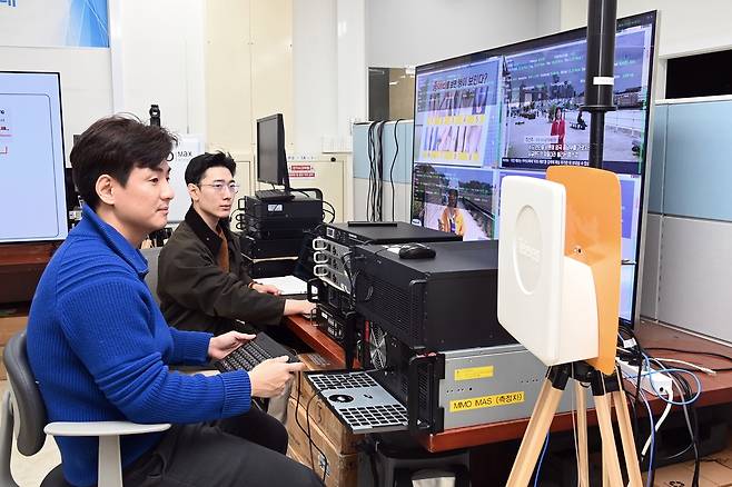 ETRI 연구진이 ATSC 3.0 MIMO Extension 송수신 테스트를 진행하며 영상 품질 변화와 신호 안정성을 점검하고 있다.[ETRI 제공]