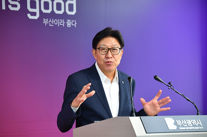 박형준 부산시장이 지난 9월 브리핑을 통해 을숙도대교와 산성터널의 출퇴근 시간 통행료 면제를 시행한다고 밝히고 있다. [부산광역시 제공]