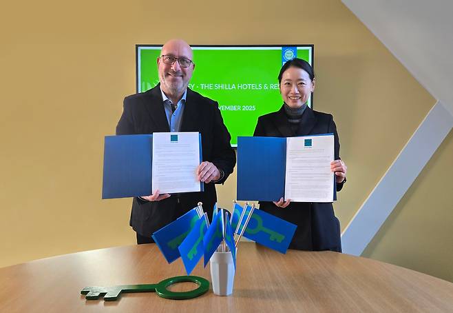 호텔신라가 글로벌 친환경 운영체계 구축 나선다. 사진은 환경교육재단(FEE)과 신라호텔 간 협약식