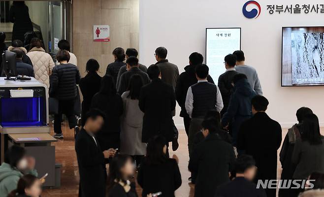 [서울=뉴시스] 공무원들이 점심 식사를 위해 청사를 나서고 있다. 2023.11.14. kmx1105@newsis.com