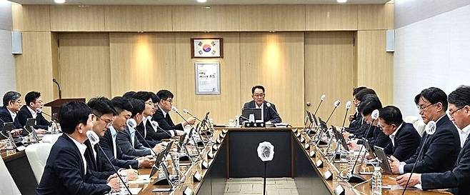 [세종=뉴시스] 사진은 농협중앙회가 지난 12일 '범농협 혁신 전담반(TF)' 발족  관련 회의를 하고 있는 모습. (사진 = 농협 제공) 2025.11.12. photo@newsis.com *재판매 및 DB 금지