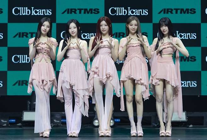 [서울=뉴시스] 그룹 '아르테미스'가 12일 서울 광진구 예스24 라이브홀에서 열린 새 미니 앨범 '클럽 이카루스'(Club Icarus) 발매 기념 쇼케이스에서 포즈를 취하고 있다. (사진=모드 하우스 제공) 2025.06.12 photo@newsis.com *재판매 및 DB 금지