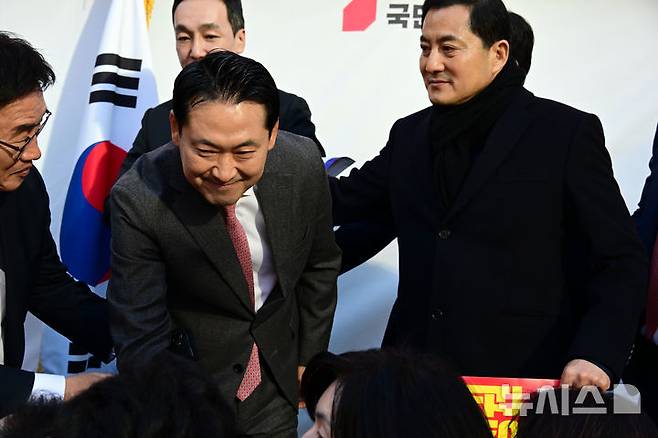 [창원=뉴시스] 차용현 기자 = 23일 오후 경남 창원시 성산구 용지로에서 열린 '민생회복 법치수호 국민대회'에 참석한 장동혁 대표가 당원들과 인사를 나누고 있다 . 2025.11.23. con@newsis.com