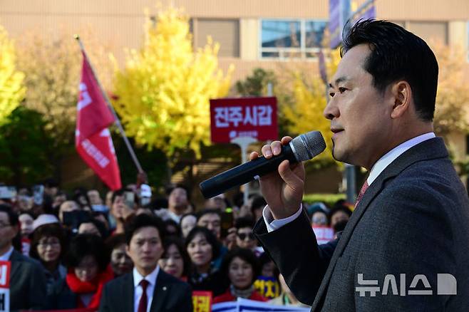[창원=뉴시스] 차용현 기자 = 국민의힘 장동혁 대표가 23일 오후 경남 창원시 성산구 용지로에서 열린 '민생회복 법치수호 국민대회'에 참석해 발언을 하고 있다. 2025.11.23. con@newsis.com