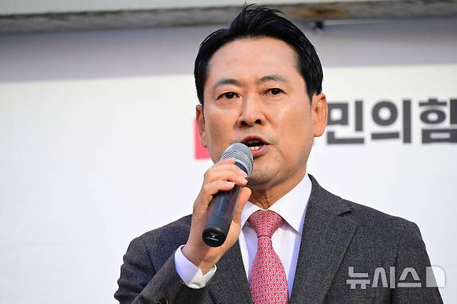 [창원=뉴시스] 차용현 기자 = 국민의힘 장동혁 대표가 23일 오후 경남 창원시 성산구 용지로에서 열린 '민생회복 법치수호 국민대회'에 참석해 발언을 하고 있다. 2025.11.23. con@newsis.com