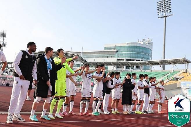 [서울=뉴시스] 프로축구 K리그2 서울이랜드의 선수단. (사진=한국프로축구연맹 제공) *재판매 및 DB 금지
