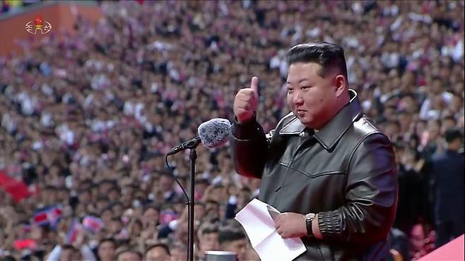 [서울=뉴시스] 김정은 북한 국무위원장이 지난달 12일 노동당 창건 80주년 경축행사에서 엄지를 지켜세우고 있다.  (사진=조선중앙TV 캡처) 2025.11.23. *재판매 및 DB 금지