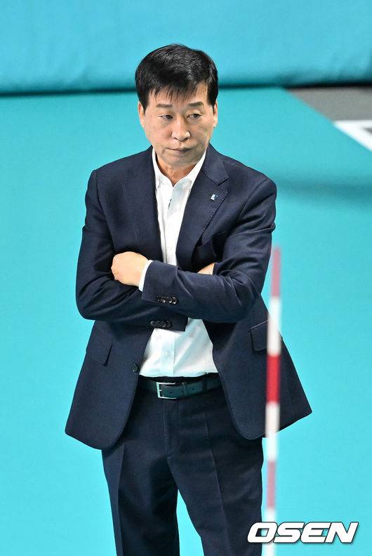 [OSEN=장충체, 민경훈 기자] 19일 오후 오후 서울 장충체육관에서 프로배구 진에어 2025-2026 V리그 여자부 GS칼텍스과 IBK기업은행의 경기가 진행됐다.이영택 감독이 이끄는 GS칼텍스는 이번 2025-2026시즌 강력한 우승 후보로 떠오른 IBK기업은행과 홈 개막 경기를 치른다.1세트 IBK기업은행 김호철 감독이 생각에 잠겨있다. 2025.10.19 /rumi@osen.co.kr