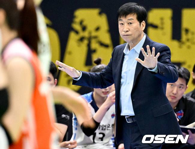 [OSEN=조은정 기자]13일 오후 수원실내체육관에서 도드람 V리그 여자부 6라운드 현대건설과 IBK기업은행의 경기가 열렸다.홈팀 현대건설은 20승 14패로 리그 2위, 원정팀 IBK기업은행은 14승 20패로 5위를 기록 중이다.IBK기업은행 김호철 감독이 득점에 흥분한 선수단을 가라앉히고 있다. 2024.03.13 /cej@osen.co.kr