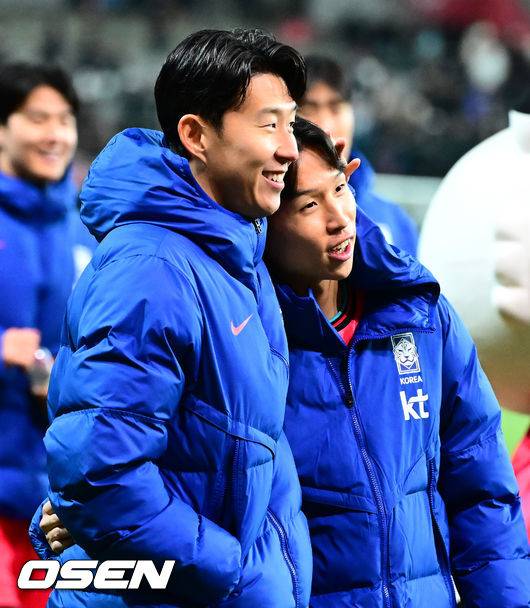 [OSEN=서울월드컵경기장, 지형준 기자] 홍명보 감독이 이끄는 한국 축구대표팀이 18일 오후 8시 서울월드컵경기장에서 열린 11월 A매치 두 번째 친선경기에서 '아프리카 강호' 가나를 상대로 1-0 승리했다.내달 2026 국제축구연맹(FIFA) 북중미 월드컵 조 추첨을 앞두고 열리는 마지막 평가전이었다. 한국은 가나까지 잡아내면서 사상 최초로 월드컵 포트 2를 확정하게 됐다. 이로써 대표팀은 홍명보 감독이 부임한 뒤 처음으로 A매치 2연전에서 나란히 승리를 거두게 됐다.경기를 마치고 대한민국 손흥민, 엄지성이 승리를 기뻐하고 있다. 2025.11.18 /jpnews@osen.co.kr