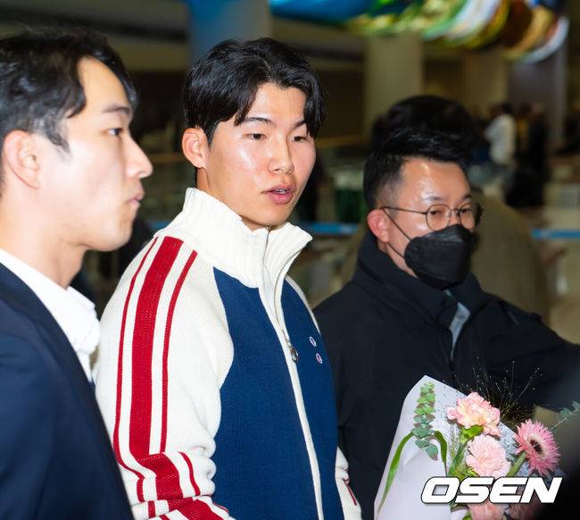 [OSEN=인천공항, 민경훈 기자] 미국프로야구 메이저리그(MLB)&nbsp;LA 다저스의 김혜성이 6일 오후 인천국제공항을 통해 귀국했다.김혜성은 메이저리그 진출 첫 해 우승반지를 거머쥐는 영광을 누렸다. 한국인 메이저리거 야수로는 역대 최초로 월드시리즈 우승반지를 차지한 김혜성은 올해 71경기 출전, 타율 0.280(161타수 45안타), 3홈런 17타점 19득점, 13도루(1실패), 출루율 0.314 장타율 0.385, OPS 0.699의 기록으로 정규시즌을 마무리했다.김혜성이 입국장에서 걸어 나오고 있다. 2025.11.06 /rumi@osen.co.kr