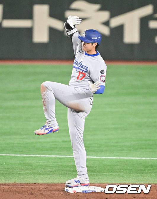 [OSEN=도쿄(일본), 박준형 기자] 18일 오후 일본 도쿄돔에서 메이저리그 공식 개막전 2025 도쿄시리즈 LA 다저스와 시카고 컵스의 경기가 진행됐다이번 도쿄시리즈가 기존 해외시리즈에 비해 더 큰 관심을 모으고 있는 것은 역시 LA 다저스와 시카고 컵스에 있는 일본 선수들 때문. LA 다저스에는 메이저리그 최고 슈퍼스타 오타니 쇼헤이를 비롯해 야마모토 요시노부와 사사키 로키가 있다. 또 시카고 컵스에는 이마나가 쇼타, 스즈키 세이야가 있다.   9회초 LA다저스 선두타자 오타니가 2루타를 날린뒤 세리머니를 하고 있다.   2025.03.18 / soul1014@osen.co.kr