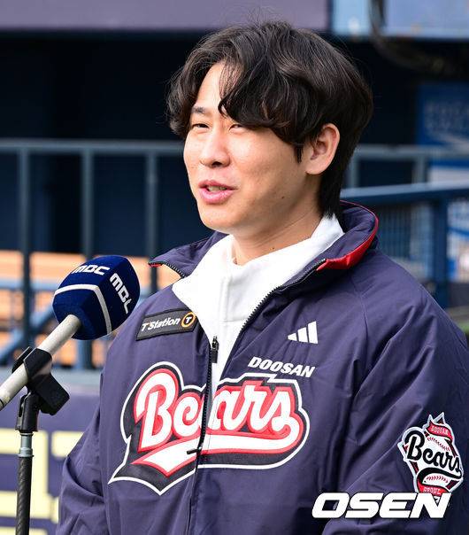[OSEN=잠실, 지형준 기자] 프로야구 두산 베어스가 23일 오후 서울 잠실야구장에서 ‘2025&nbsp;곰들의 모임’을 개최했다.곰들의 모임은 한 시즌 동안 변함없는 응원을 보내준 최강&nbsp;10번타자 팬들에게 감사의 마음을 전하기 위해 마련된 팬 페스티벌이다.4년 최대 80억 원 초대형 FA 계약을 통해 두산으로 이적한 박찬호가 행사에 앞서 방송 인터뷰를 하고 있다. 2025.11.23 /jpnews@osen.co.kr