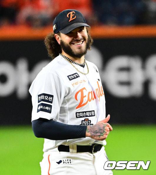 [OSEN=대전, 지형준 기자] 24일 오후 대전 한화생명볼파크에서 2025 신한 SOL Bank KBO리그 포스트시즌 플레이오프 5차전 한화 이글스와 삼성 라이온즈의 경기가 열렸다.한화는 코디 폰세, 삼성은 최원태를 선발 투수로 내세웠다.1회 한화 폰세가 미소짓고 있다. 2025.10.24 /jpnews@osen.co.kr