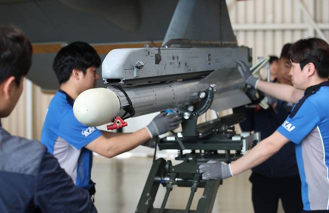 경남 사천 한국항공우주산업(KAI) 격납고에서 KAI 직원들이 KF-21 시제기에 아이리스-티(IRIS-T) 미사일을 장착하고 있다. 세계일보 자료사진
