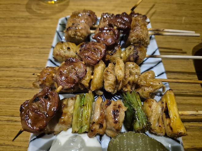 지난 21일 기자가 찾은 경기도 부천의 한 투다리 매장에서 주문한 대표 메뉴 모듬 꼬치구이. 다양한 꼬치구이가 하나의 메뉴로 구성되어 있다. 김동환 기자