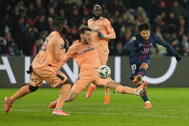 파리 생제르맹 이강인이 23일(한국시간) 프랑스 파리의 파르크 데 프랭스에서 열리는 2025~26 프랑스 리그1 13라운드 르아브르와의 홈 경기에서 슛하고 있다. AP 연합뉴스