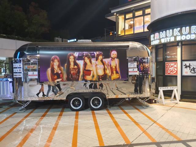 '2025 르세라핌 투어 '이지 크레이지 핫' 앙코르 인 도쿄 돔(2025 LE SSERAFIM TOUR 'EASY CRAZY HOT' ENCORE IN TOKYO DOME)' 공연이 열린 도쿄돔 앞에 마련된 푸드 트럭. 연승기자