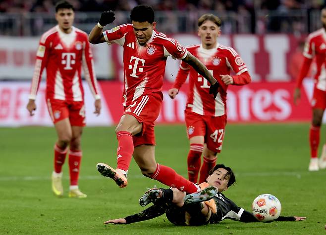 뮌헨의 루이스 디아즈가 프라이부르크의 유이토 스즈키의 태클을 받고 있다. EPA연합뉴스