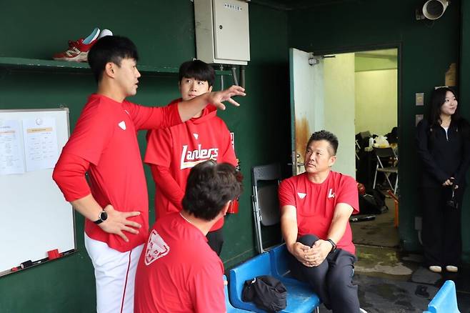 ▲ 야마사키 인스트럭터는 선수는 물론 코치들과도 활발한 교류를 이어 가며 노하우를 전수했다 ⓒSSG랜더스