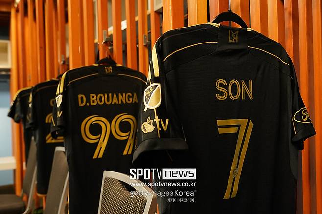 ▲ 한국 시간 23일 오전 11시 43분 기준으로, 밴쿠버의 BC 플레이스에서 열리고 있는 2025 MLS컵 플레이오프 서부 컨퍼런스 준결승에서 로스앤젤레스FC(LAFC)가 밴쿠버 화이트캡스에 0-2로 뒤지고 있다.