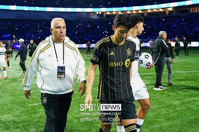 ▲ 결국 승부차기로 향했다. LAFC는 첫 키커로 손흥민을 내세웠다. 가장 많은 기대가 실린 순간이었지만, 손흥민의 슈팅은 골키퍼의 흐름을 완벽히 속였음에도 골대를 강타하며 빗나갔다. 이후 LAFC는 3번 키커 마크 델가도까지 실축하며 흔들렸다.