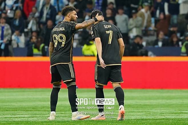 ▲ 결국 승부차기로 향했다. LAFC는 첫 키커로 손흥민을 내세웠다. 가장 많은 기대가 실린 순간이었지만, 손흥민의 슈팅은 골키퍼의 흐름을 완벽히 속였음에도 골대를 강타하며 빗나갔다. 이후 LAFC는 3번 키커 마크 델가도까지 실축하며 흔들렸다.