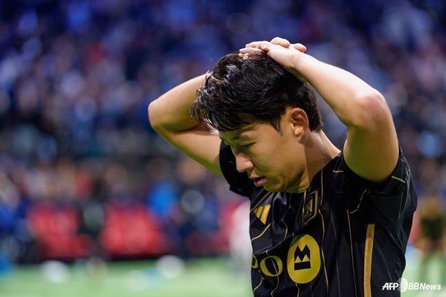 손흥민이 23일 오전 11시 30분(한국시간) 캐나다 밴쿠버 BC 플레이스에서 열린 미국 메이저리그 사커(MLS)컵 플레이오프(PO) 콘퍼런스 준결승(8강)이 끝난 뒤 머리를 감싸쥐고 있다. /AFPBBNews=뉴스1