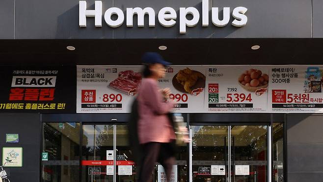 2개 업체가 홈플러스 인수의향서를 제출했지만 실제 인수 가능성은 낮다는 지적이 나온다.[사진｜뉴시스]