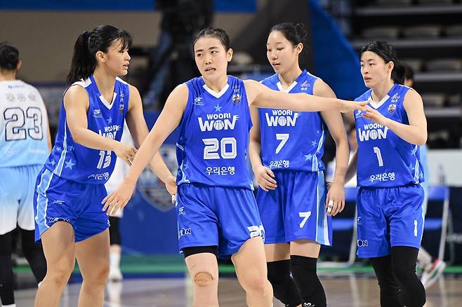 이명관(20번) 등 우리은행 선수들 [WKBL 제공. 재판매 및 DB 금지]