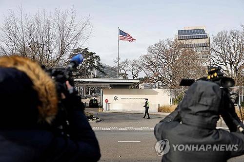 스위스 제네바의 미국 대사관 앞에 모여있는 기자들 [AFP 연합뉴스 자료사진. 재판매 및 DB 금지]